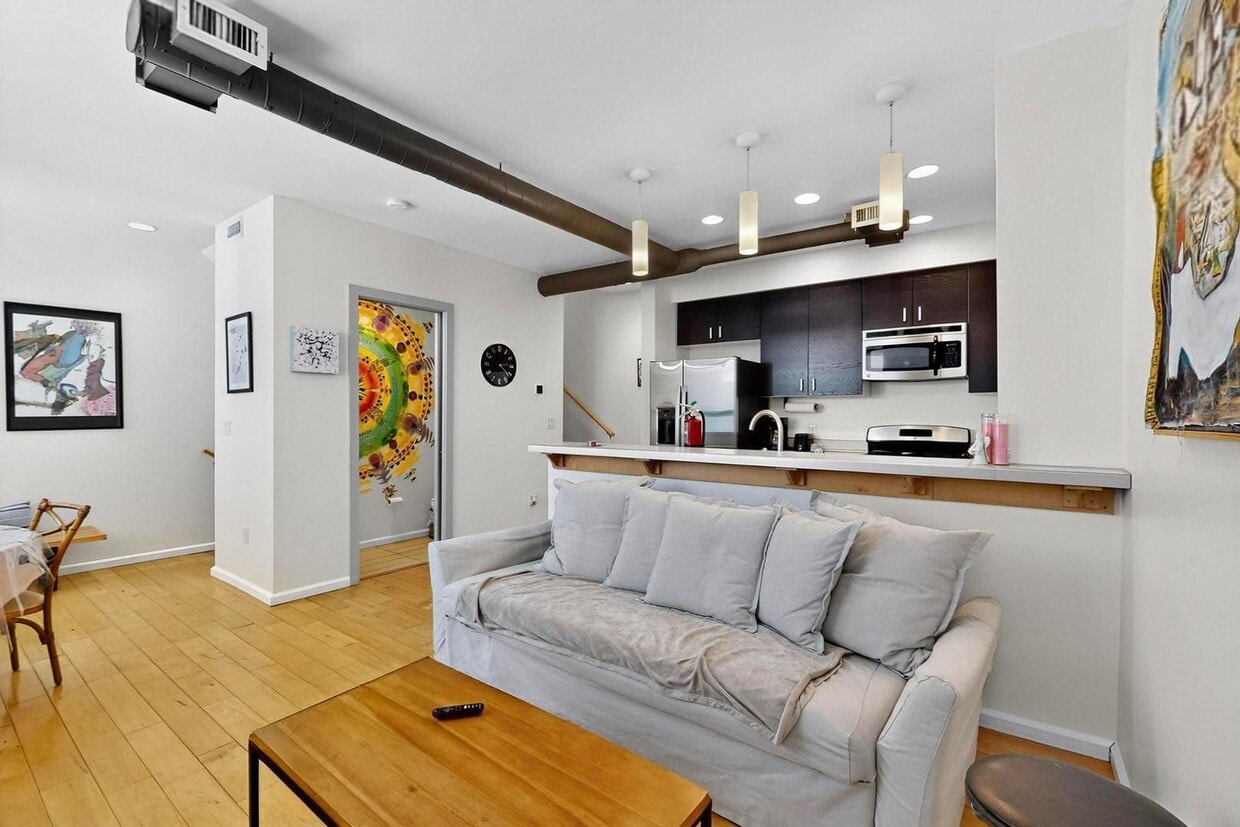 Primary Photo - 343 Platinum St SW