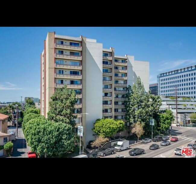 Foto del edificio - 321 S San Vicente Blvd