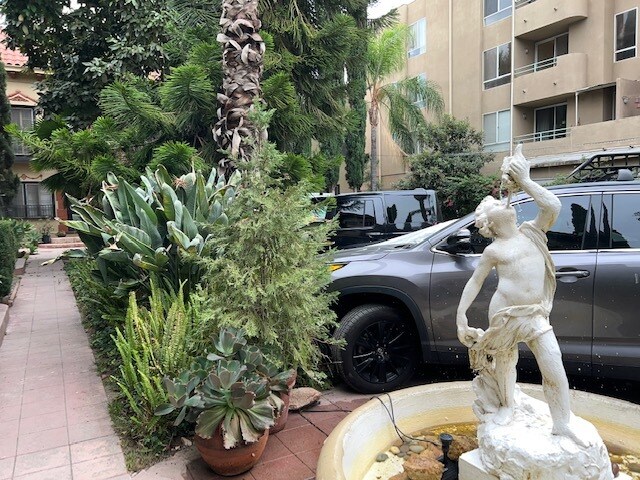 court yard - 1626 N Serrano Ave