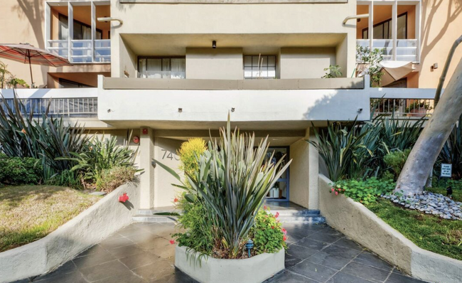 Building Photo - 740 N Kings Rd