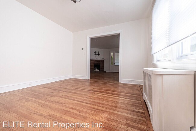 Building Photo - 3 br, 1.5 bath House - 358 E. Spring Avenue