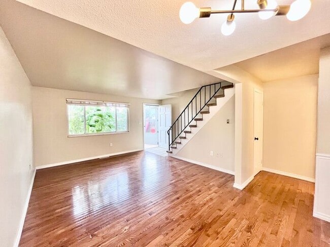 Building Photo - Townhome in Central Windsor!