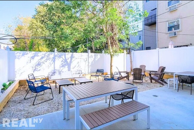 Foto del edificio - 283 Evergreen Ave