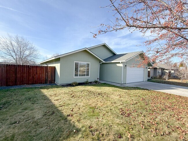 Building Photo - Three Bedroom, Two Bath House