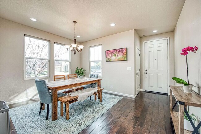 Foto del edificio - 2450 E Oakmont Ave