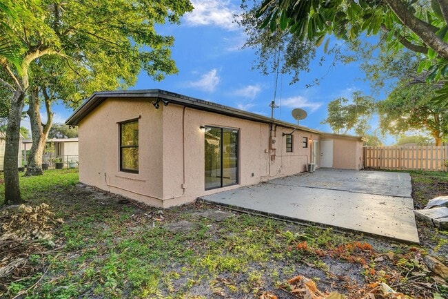 Building Photo - 1142 NW 43rd Ter