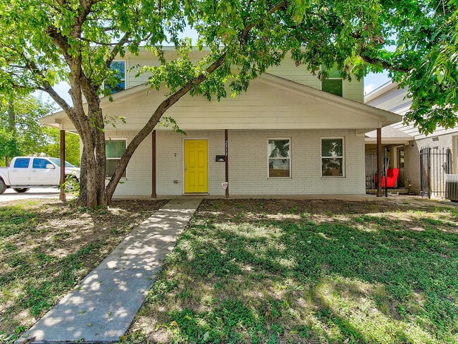 Photo - 2313 W Devitt St (Fort Worth, TX) House