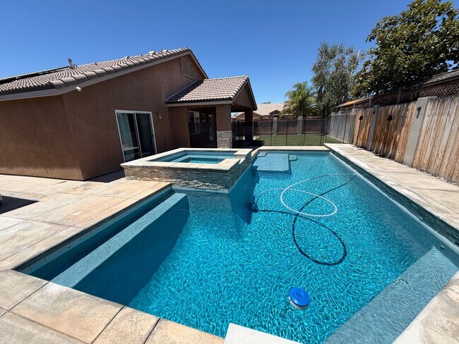 Foto del edificio - Northwest home with pool and spa