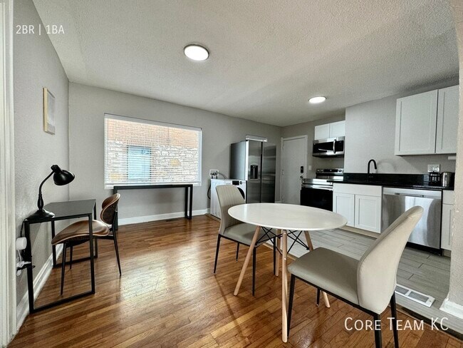 Building Photo - Roanoke Plaza Large Renovated 2 Bedroom