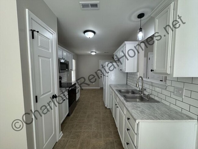 Building Photo - Beautiful 3 bedroom 2 bathroom home in Cha...