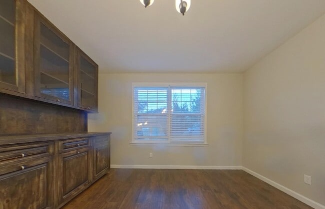 Foto del edificio - AVAILABLE NOW