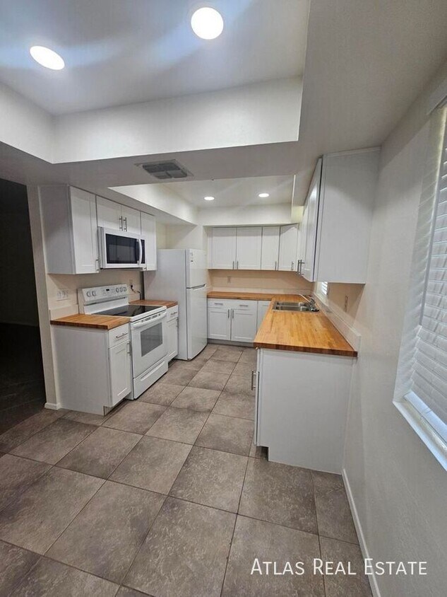 Foto principal - 4554 E Paradise Village Pkwy N