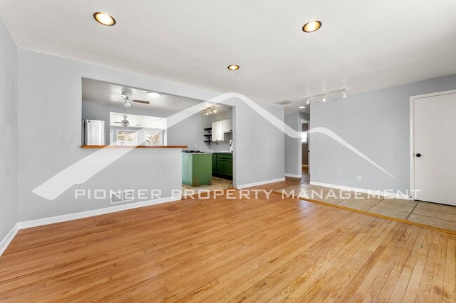 Building Photo - Charming Home with Washer/Dryer and Fenced...