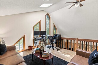 Building Photo - 2174 Lakeview Dr E