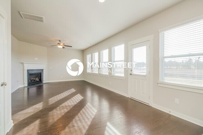 Foto del edificio - 4 Bedroom Pet-Friendly Home in Murfreesboro, TN with Main Street Renewal