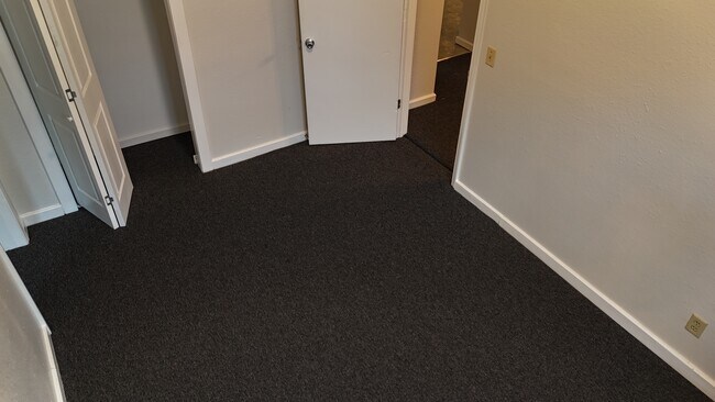 Oficina - 1003 Roberson St SW