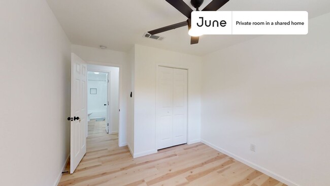 Building Photo - Private bedroom in 4 bed/2 bath Home