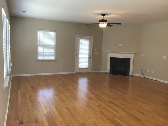 Foto del edificio - 1613 Deer Meadows Dr
