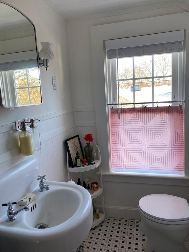 Building Photo - 61 Savoy St