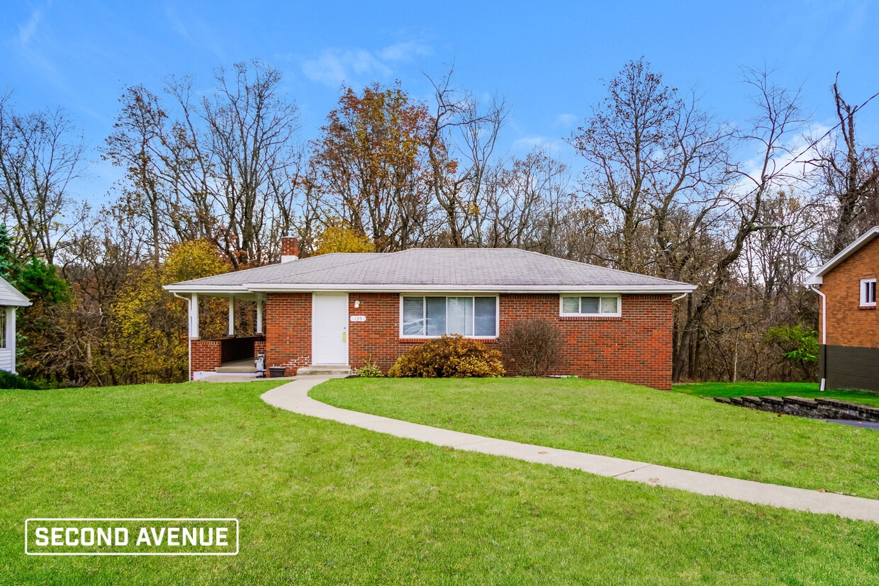 Primary Photo - 135 W Point Dr