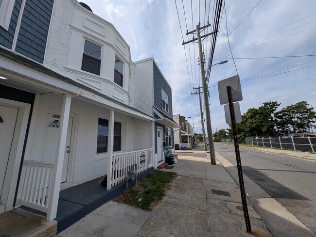 Building Photo - 2008 McKinley Ave