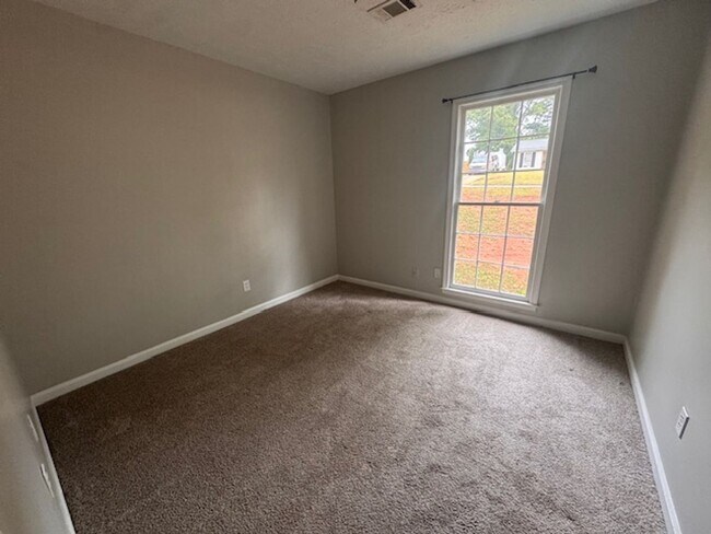 Foto del edificio - 221 Hearthstone Dr