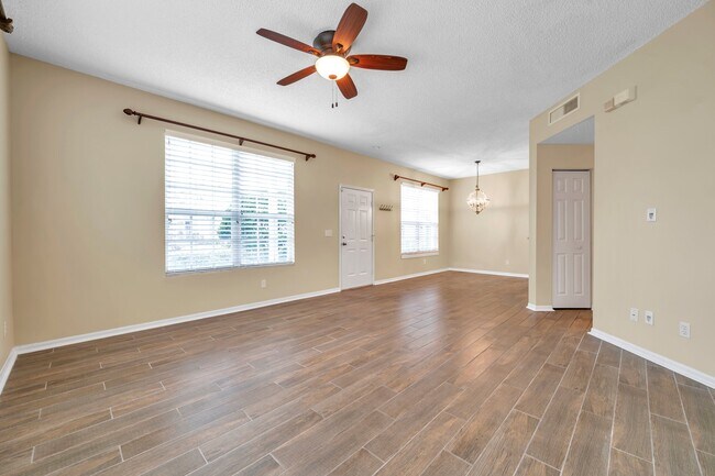 Foto del edificio - 2739 Enterprise Rd E