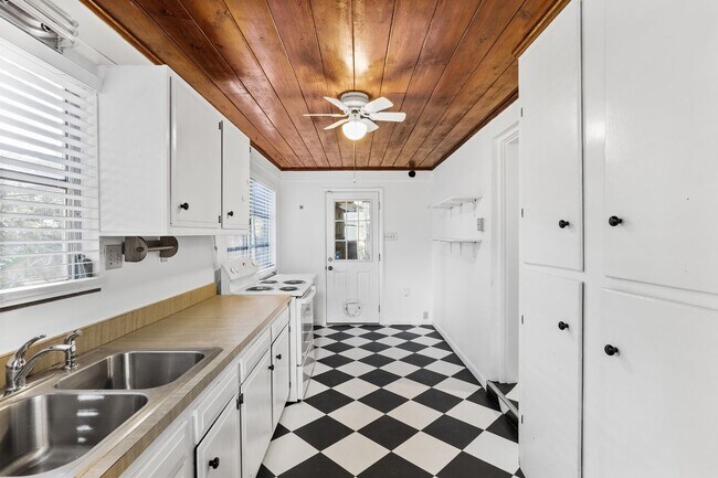 Foto del edificio - Lovely Three Bedroom Two Bath in NE Gaines...
