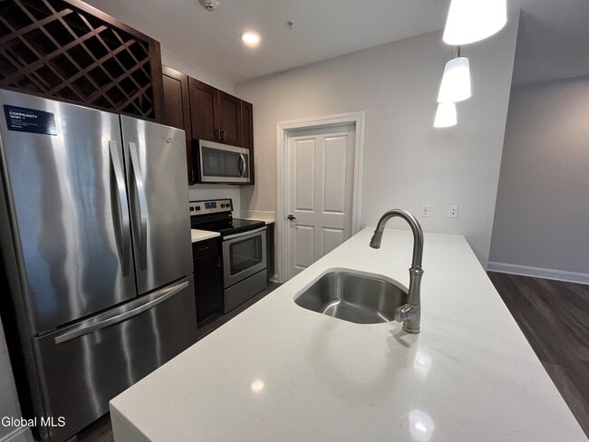 Foto del edificio - 130 Excelsior Ave