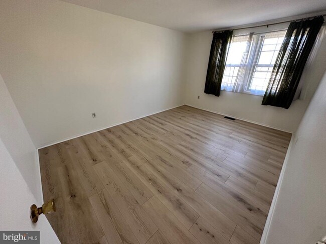 Building Photo - 69 Thornhill Ln