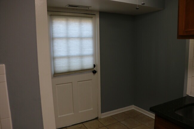 Foto del edificio - 5931 Quantrell Ave
