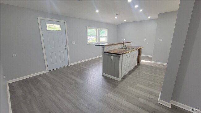 Foto del edificio - 7991 Thompson Rd