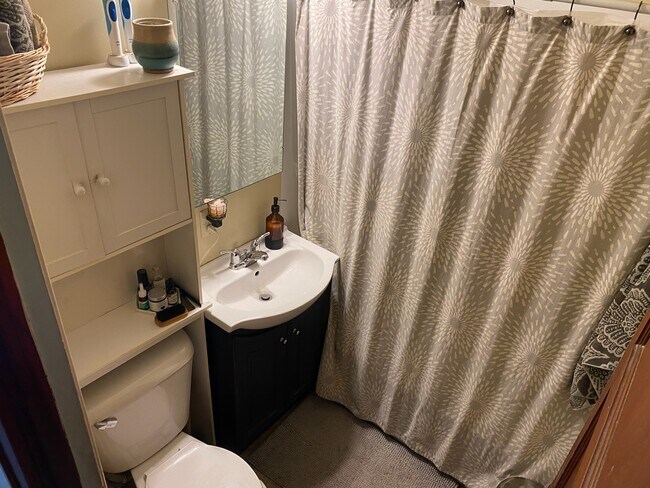 Baño - 3449 N Booth St