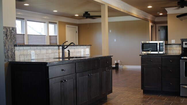 Foto del edificio - 2315 Deerwood Dr