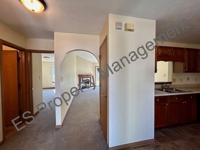 Foto del edificio - Wonderful 3 Bedroom 2 Bathroom Red Brick Front Ranch Home in Warren Township!