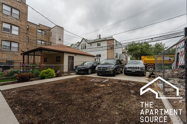 Foto del edificio - 2450 W Diversey Ave