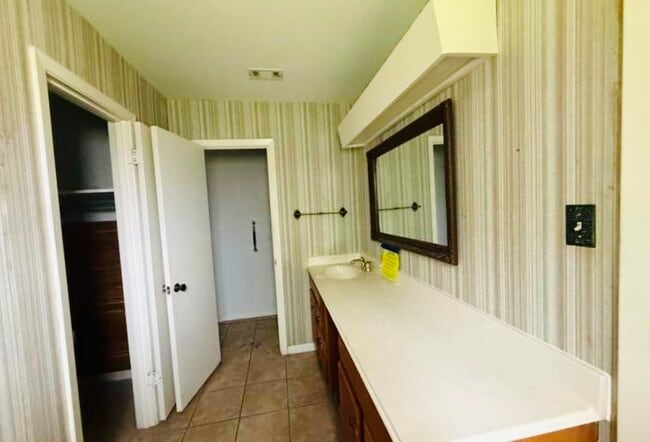 Building Photo - 1235 Elaine Dr