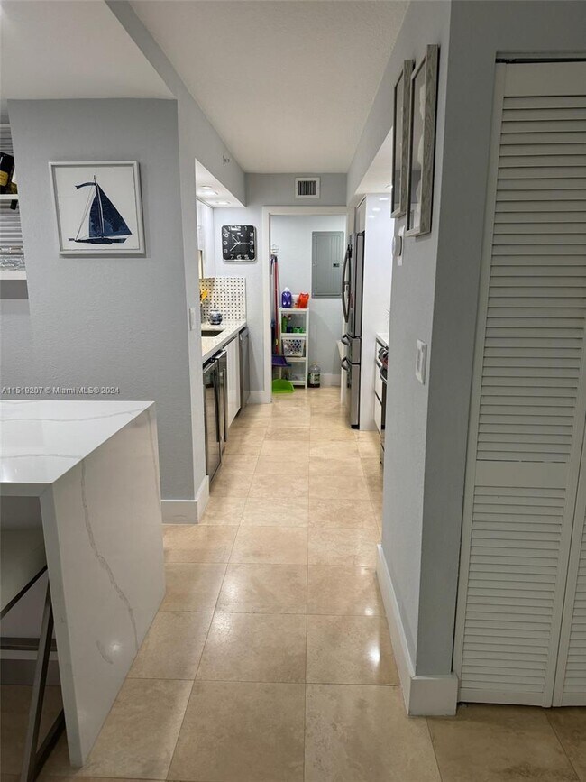 Building Photo - 6917 Collins Ave