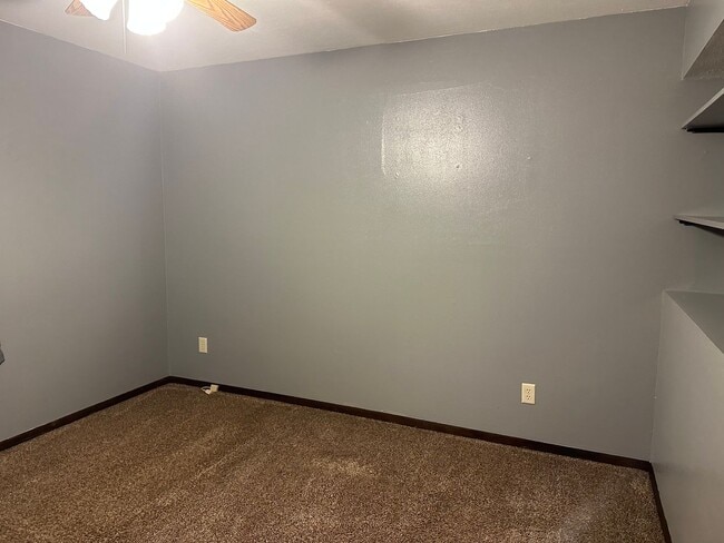 Building Photo - Spacious 3 BR/2 BA in nice north-side culdesac!