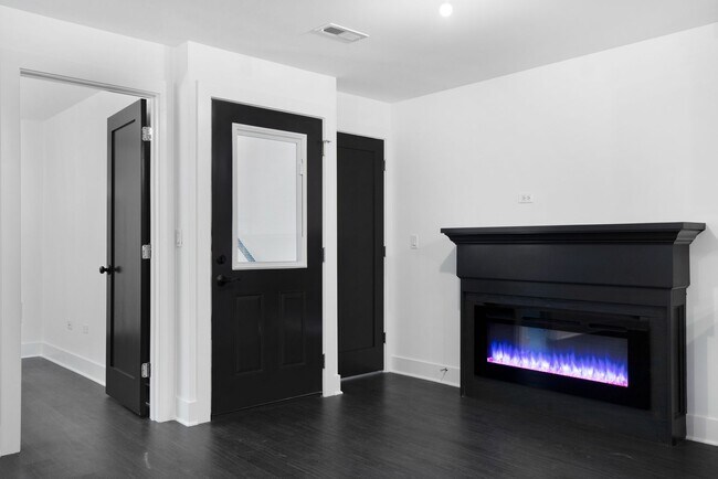 Building Photo - 1833 S Throop St