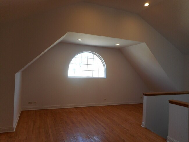 Building Photo - 3459 W Diversey Ave
