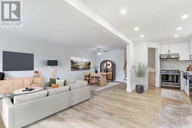 Building Photo - 10 Rima Ct