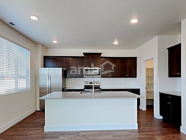 Foto del edificio - 901 N Barkvine Ave