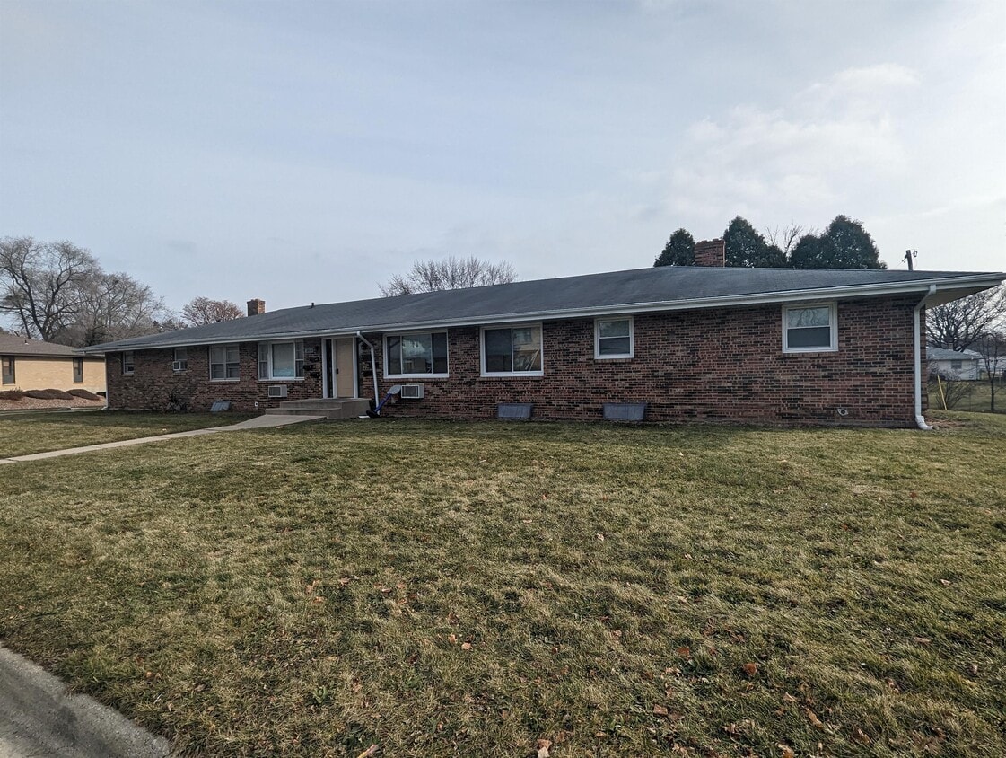 2510 Holmes St Unit 2, Rockford, IL 61108 Room for Rent in Rockford
