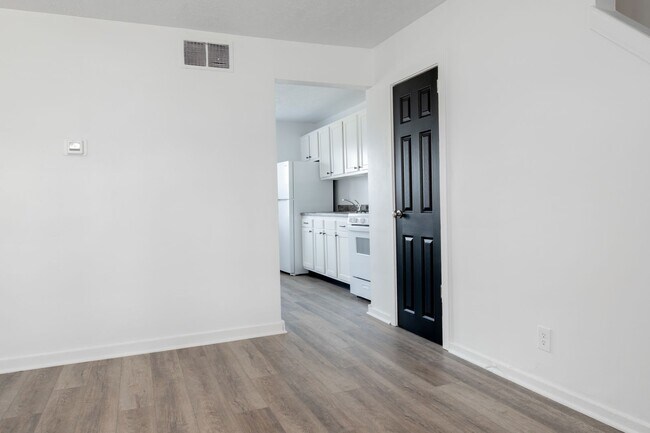 Foto del edificio - Available Now: 3-Bedroom Townhouse – Lower...