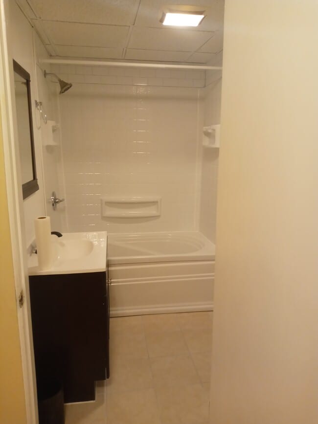 Building Photo - 463 Linden St