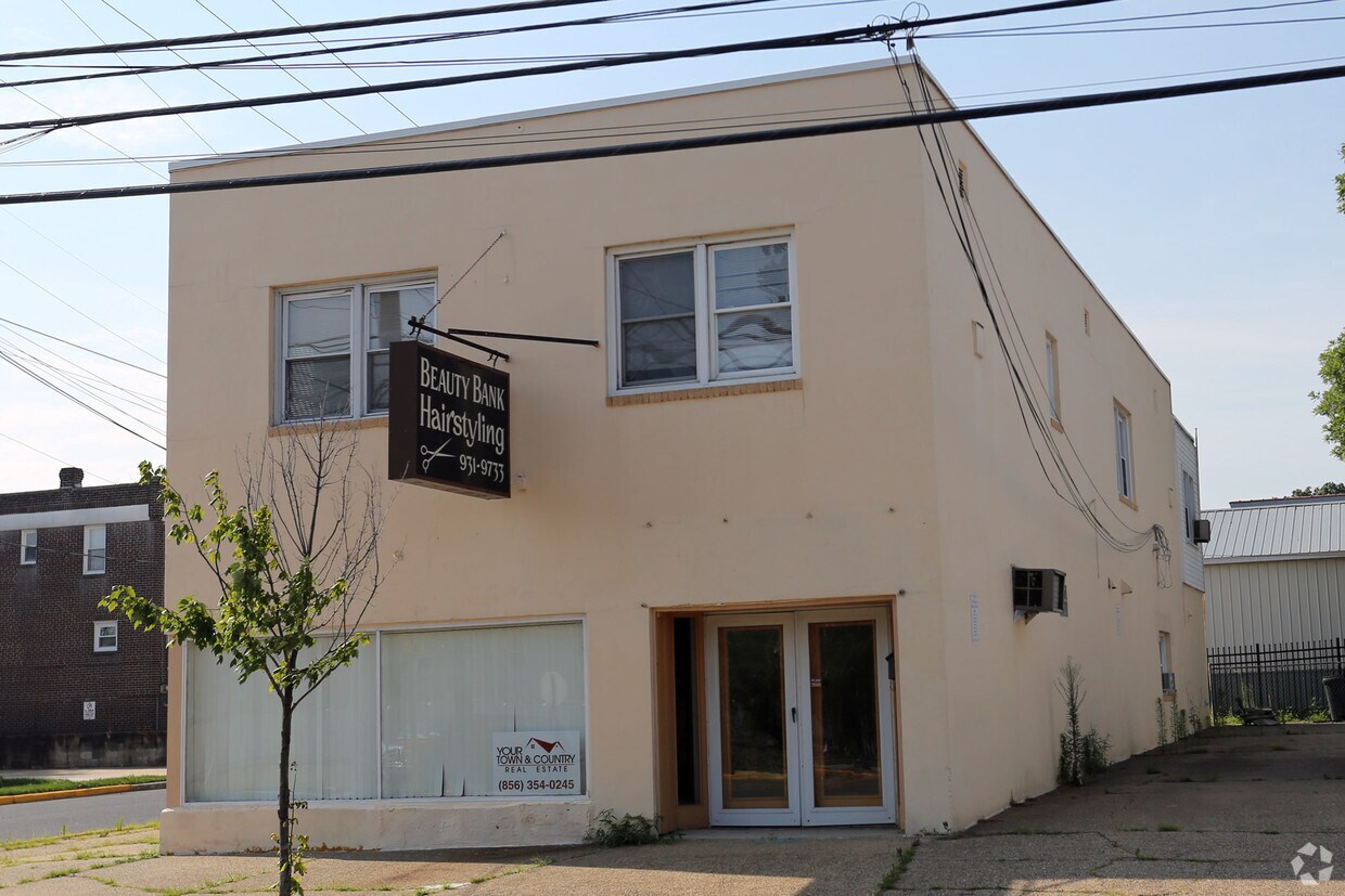 Primary Photo - 200 W Kings Hwy