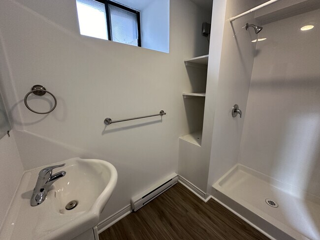 Salle de bain de l'unité inférieure - 6139 Coburg Road