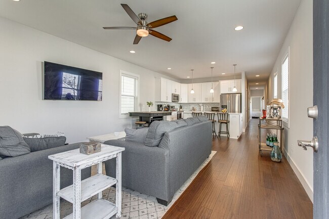 Open concept living room and kitchen. - 625 James Ave