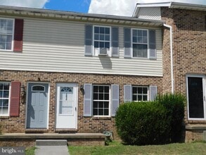 Building Photo - 1030 Bridle Ct
